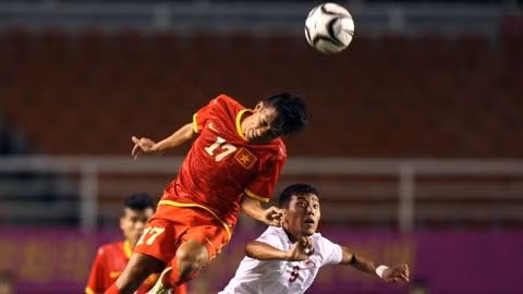 Olympic Việt Nam (trái) gần như đánh bật mọi pha bóng bổng của đối thủ