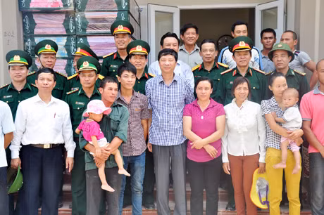 Đồng chí Nguyễn Văn Đọc, Phó Bí thư Tỉnh ủy, Chủ tịch UBND tỉnh chụp ảnh lưu niệm cùng quân và dân trên đảo Trần.