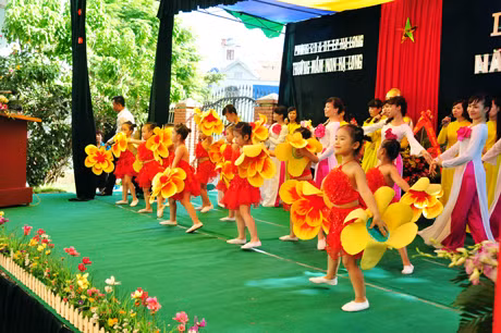 Rạng ngời gương mặt trẻ thơ ngày đầu tiên đi học ảnh 1