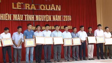 Ban vận động hiến máu tình nguyện huyện Tiên Yên khen thưởng các cá nhân.