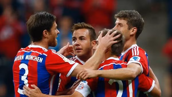 Các cầu thủ Bayern Munich ăn mừng chiến thắng trước Paderborn (Ảnh: Reuters)