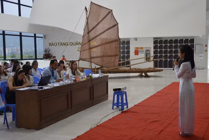 Các thí sinh tham gia phần thi hùng biện bằng tiếng Anh về kỳ quan thiên nhiên thế giới Vịnh Hạ Long.
