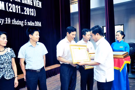 Các đảng viên tiêu biểu, xuất sắc trong học tập và làm theo tấm gương đạo đức Hồ Chí Minh được Đảng bộ Khối các cơ quan tỉnh tuyên dương, khen thưởng dịp 19-5-2014.