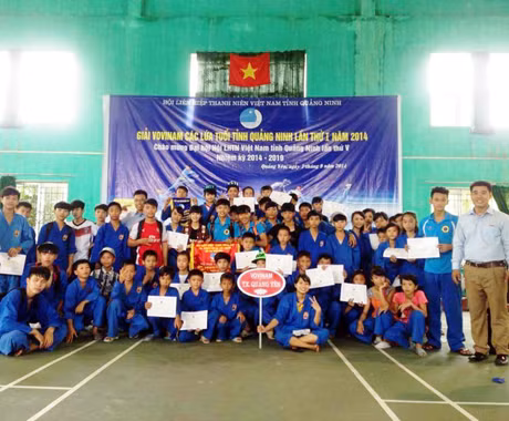 Thầy Tùng và các môn sinh.