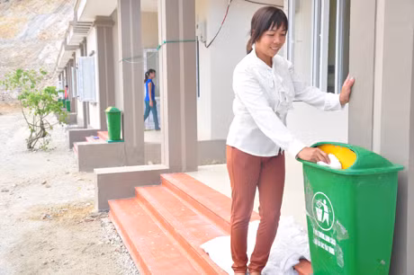 Phía ngoài cửa mỗi căn nhà đều có thùng rác tiện nghi, văn minh.