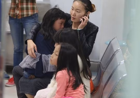 Các em nhỏ không khỏi bàng hoàng sau vụ giẫm đạp (Nguồn: AGP/Getty)