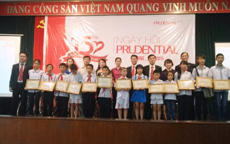 Các em học sinh có hoàn cảnh khó khăn của TP Hạ Long nhận học bổng của Công ty Prudential.