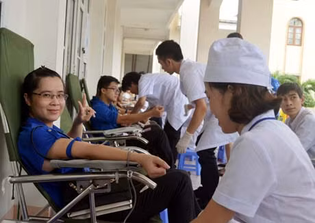 Đông đảo ĐVTN tham gia hiến máu tình nguyện cứu người