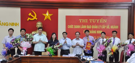 Hội đồng thi tuyển trao quyết định bổ nhiệm chức danh Giám đốc Sở TT&TT và Phó Giám đốc Sở KH&CN và tăng hoa cho các ứng viên.