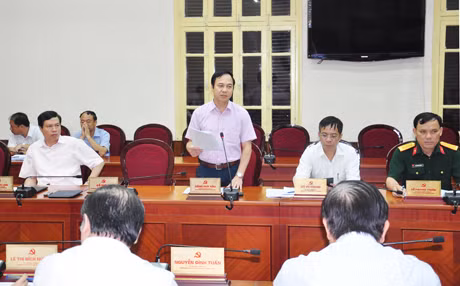 Phó Chủ tịch UBND tỉnh Đặng Huy Hậu báo cáo tình hình phòng chống bão số 3.