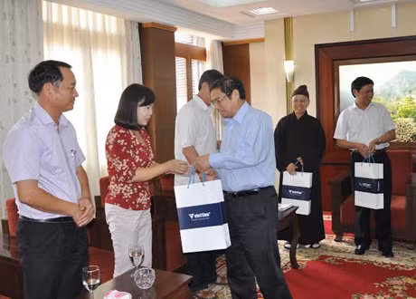 Đồng chí Phạm Minh Chính, Bí thư Tỉnh ủy tặng quà cho các đại biểu đi dự Đại hội Đại biểu Trung ương MTTQ Việt Nam lần thứ VIII