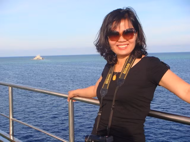 Nữ đạo diễn, NSƯT Việt Hương