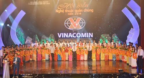 Đồng chí Vũ Thị Thu Thủy, Phó Chủ tịch UBND tỉnh và lãnh đạo Tập đoàn tặng hoa cho các đơn vị tham gia hội diễn.