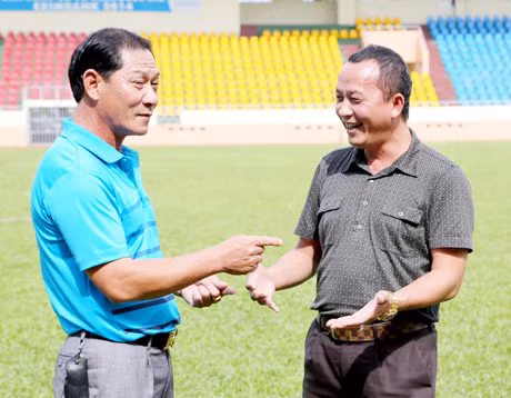 Chủ tịch CLB Than Quảng Ninh Phạm Thanh Hùng (phải) và HLV Đinh Cao Nghĩa trao đổi về kế hoạch phát triển đội bóng.