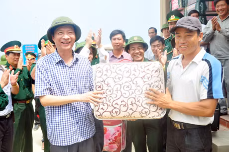 Đồng chí Chủ tịch UBND tỉnh tặng quà cho các hộ dân ra sinh sống tại đảo Trần.