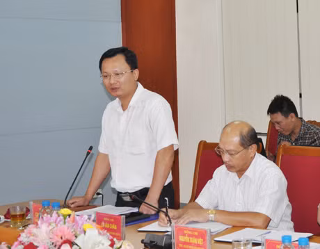 Đồng chí Cao Tường Huy, Bí thư Huyện ủy Bình Liêu báo cáo tại buổi làm việc.