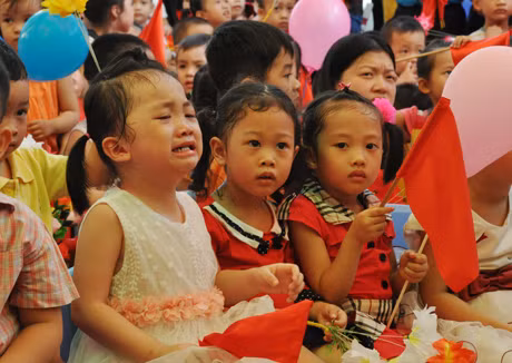 Ngày đầu tiên đi học... em vừa đi vừa khóc.