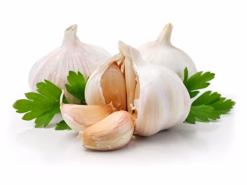 Thêm tỏi vào các món ăn là cách giúp ngăn ngừa nhiều loại ung thư - Ảnh: Shutterstock