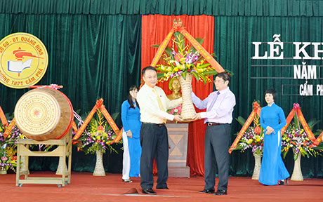 Đồng chí Phạm Minh Chính, Bí thư Tỉnh ủy tặng hoa chúc mừng năm học mới trường THPT Cẩm Phả