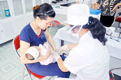 Tiêm vắc xin cho trẻ em tại Trung tâm Y tế dự phòng tỉnh.