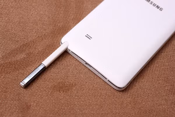 Bút S-Pen được bố trí ở đuôi máy.