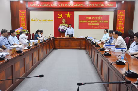 Đồng chí Phạm Minh Chính, Ủy viên Trung ương Đảng, Bí thư Tỉnh ủy, Chủ tịch Hội đồng thi tuyển phát biểu tại cuộc thi 