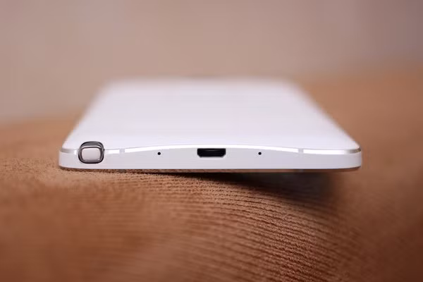 Phần đuôi máy được thiết kế hơi cong quá khi so sánh với Galaxy Alpha, cổng kết nối cũng được giảm thiểu từ kết nối USB 3.0 xuống 2.0 ở Note 4.