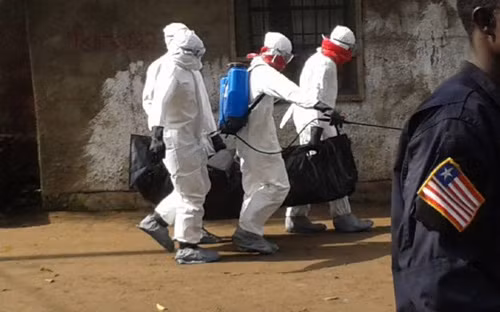 Chuyển xác một bệnh nhân nghi tử vong do Ebola đi mai táng (Ảnh: allAfrica.com)