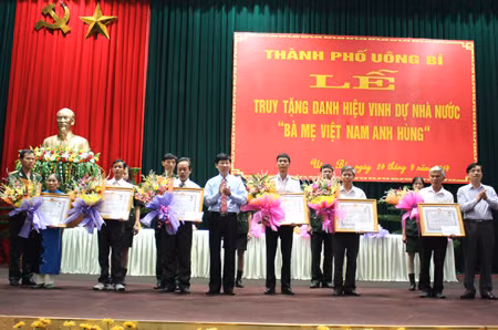 Đồng chí Nguyễn Thành Phố, Bí thư Thành uỷ Uông Bí tặng quà cho thân nhân của các Bà mẹ Việt Nam anh hùng.