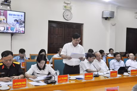 Lãnh đạo Sở Tài chính báo cáo tình hình thu- chi ngân sách trên địa bàn.