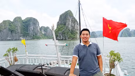 Harly Limlingan Marcuap trên tàu thăm Vịnh Hạ Long.