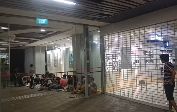 Xếp hàng với người bản địa để tranh mua iPhone, một số người mua hay thương gia thậm chí còn tấn công nhau chỉ để có vị trí đẹp, dễ mua iPhone nhất. (Ảnh: Hardwarezone)