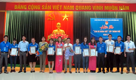 Ban tổ chức trao giải cho các thí sinh xuất sắc