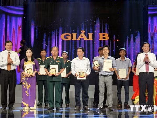Trao giải B cho các tác giả đoạt giải Báo chí Quốc gia lần thứ tám-năm 2013. (Ảnh: Thanh Tùng/TTXVN)