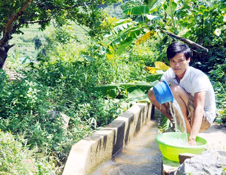 Nguồn nước sinh hoạt hàng ngày của gia đình anh Chu Xuân Việt, thôn Khau Pưởng, xã Lục Hồn (Bình Liêu) là từ con mương dẫn ở khe trên núi về. Ảnh: Phạm Hoạch