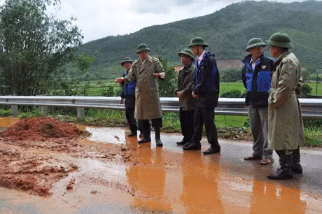 Đồng chí Nguyễn Đức Long kiểm tra khu vực sạt lở trên quốc lộ 18C