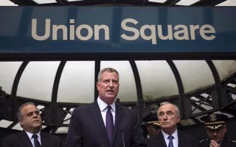 Thị trưởng New York de Blasio trấn an người dân thành phố (Ảnh Reuters)