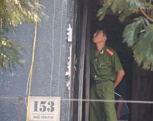 Cơ quan chức năng tiến hành khám nghiệm để điều tra nguyên nhân vụ hỏa hoạn. Ảnh: Minh Minh.