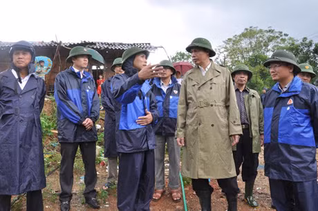 Đồng chí Nguyễn Đức Long kiểm tra lũ tại ngầm thác lạc, xã Hoành Mô