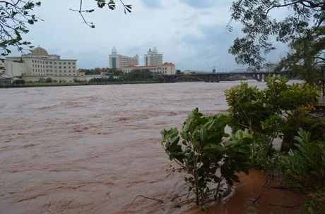 Mực nước trên sông Ka Long đang dâng cao.
