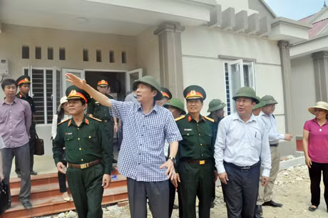Đồng chí Nguyễn Văn Đọc, Chủ tịch UBND tỉnh kiểm tra điều kiện cơ sở hạ tầng phục vụ cho các hộ dân ra sinh sống tại đảo Trần (Cô Tô)..