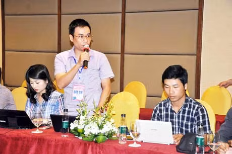 Cơ quan báo chí đặt câu hỏi tại cuộc họp.