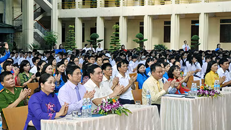Các đại biểu dự lễ khai giảng tại trường THPT Cẩm Phả