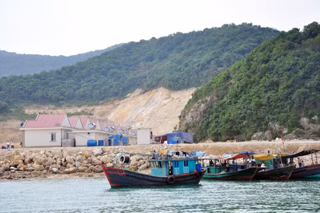 Một góc đảo Trần nhìn từ biển.