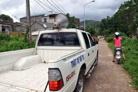 Chính quyền thông tin cho người dân biết về tình hình lũ.