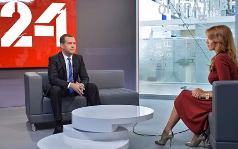 Thủ tướng Nga Dmitry Medvedev tại cuộc phỏng vấn (Ảnh RIA)