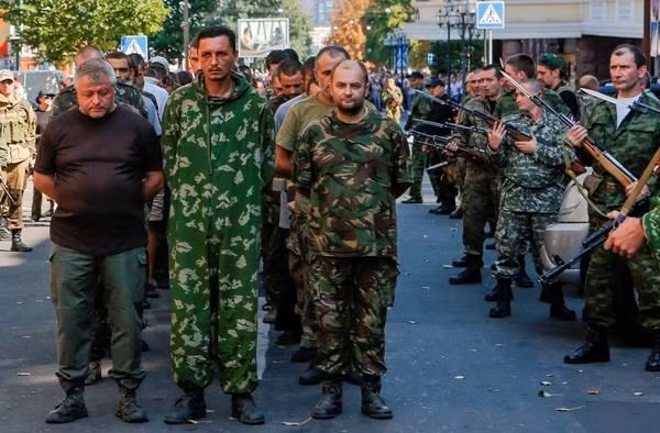 Lính Ukraine bị phe ly khai bắt làm tù binh tại khu vực Donetsk. (Ảnh: Reuters)