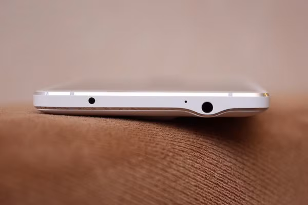 Phần jack cắm tai nghe lồi lên quá nhiều khiến sản phẩm có phần mất cân đối.