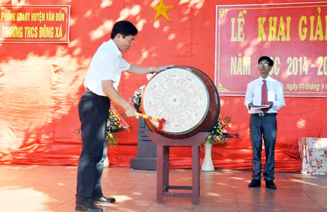 Đồng chí Vũ Ngọc Giao, Trưởng Ban Tuyên giáo Tỉnh ủy gióng trống khai giảng năm học mới tại Trường THCS Đông Xá (Vân Đồn).
