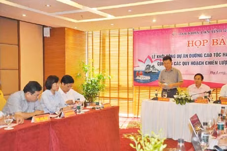 Lãnh đạo Sở GTVT trả lời câu hỏi của báo chí.